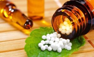 तथ्य तपासणी : कोरोनील जाऊदेत, आर्सेनिकम अल्बमतरी सिद्ध औषध आहे का ?