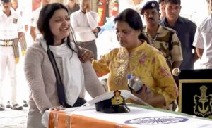 शहीद नौसेना अधिकाऱ्याच्या पत्नीविरोधात बदनामीची मोहिम !