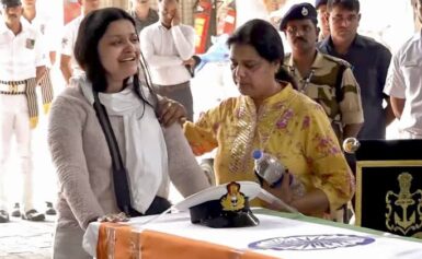 शहीद नौसेना अधिकाऱ्याच्या पत्नीविरोधात बदनामीची मोहिम !